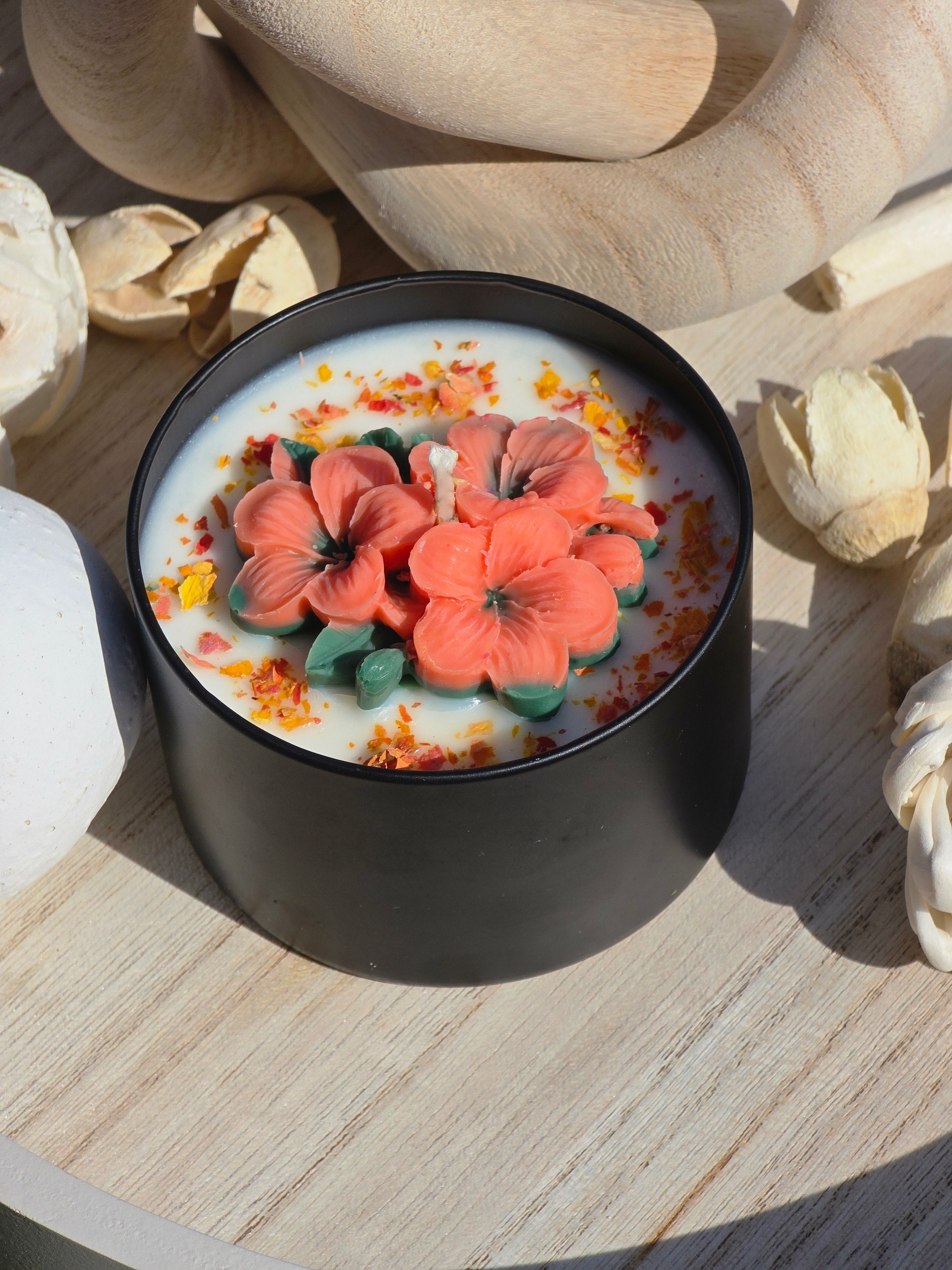 Hibiscus candle with wooden lid on